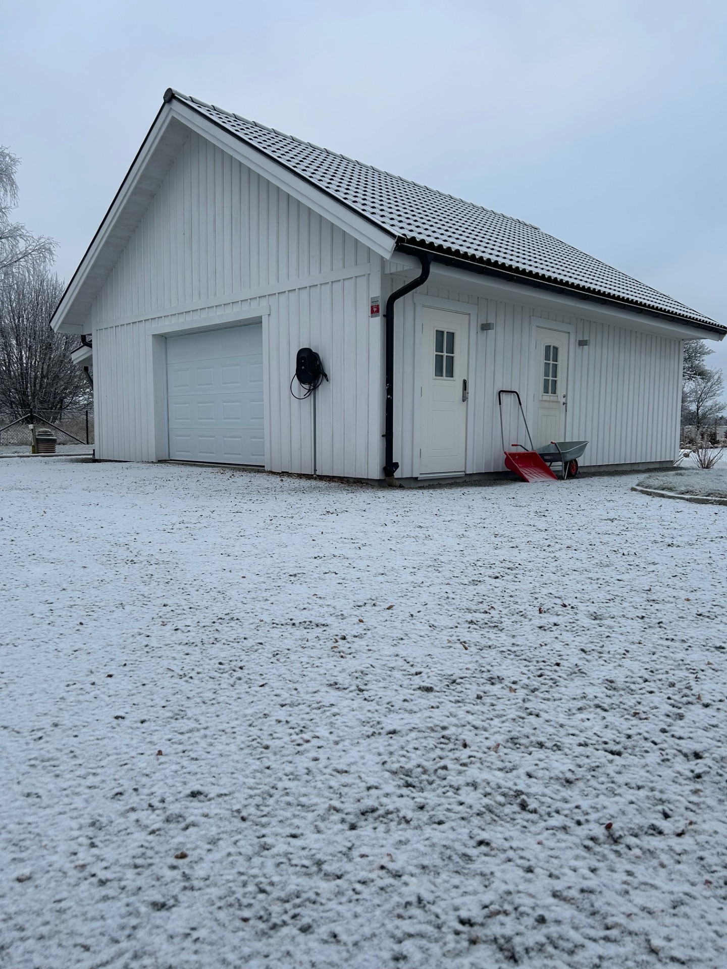 Parkering 3 min från motorvägen E18…